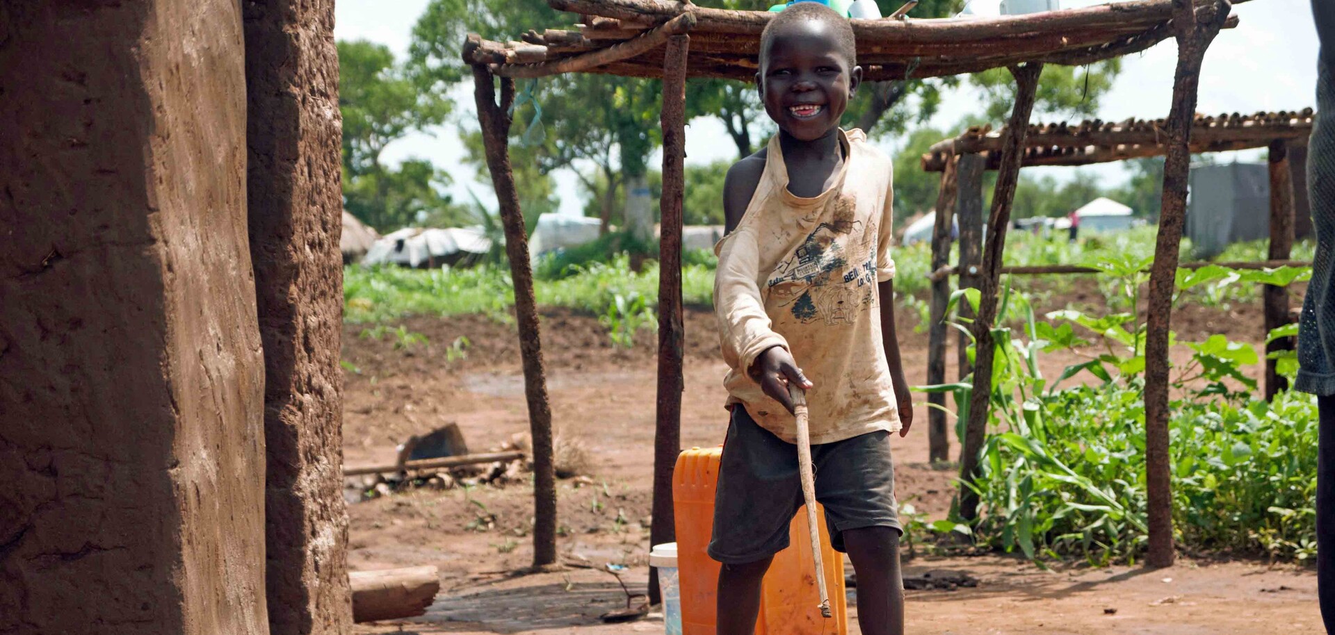 Ein Junge in einem Flüchtlingscamp in Uganda mit seinem selbst gebastelten Spielzeug Ein Junge in einem Flüchtlingscamp in Uganda mit seinem selbst gebastelten Spielzeug