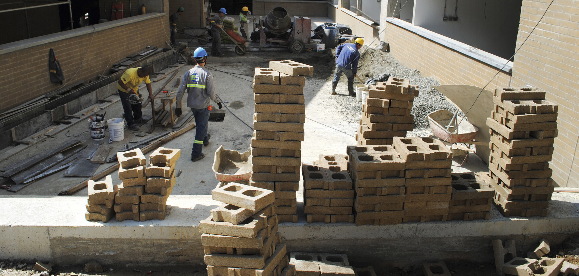 Bauarbeiter beim Hausbau in Kolumbien Bauarbeiter beim Hausbau in Kolumbien