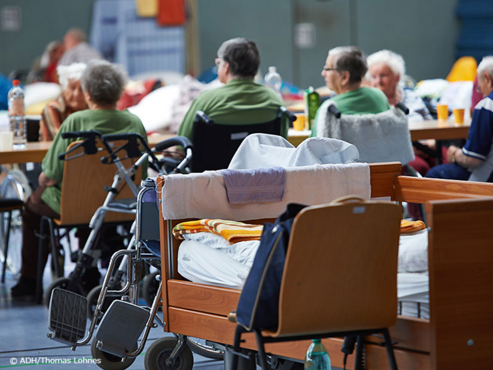 In der Notunterkunft leben auch 60 Bewohner eines AWO-Seniorenzentrums