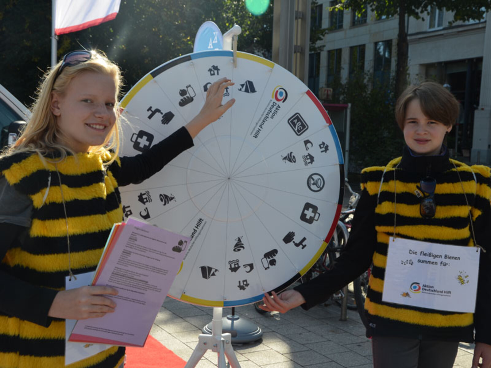 077-800-bs-tour-77 In Leipzig wurden wir von zwei fleißigen Bienen am Glücksrad unterstützt.