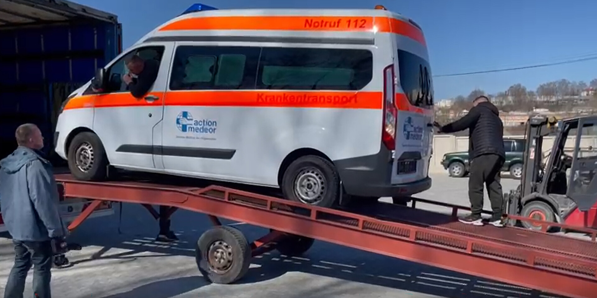 Ankunft eines Ambulanzwagens in der westukrainischen Stadt Ternopil