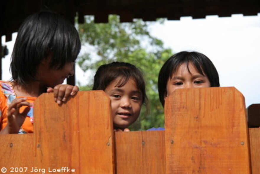 Tsunami-Hilfe Indonesien: Kinder im Gemeinde Zentrum von Susoh