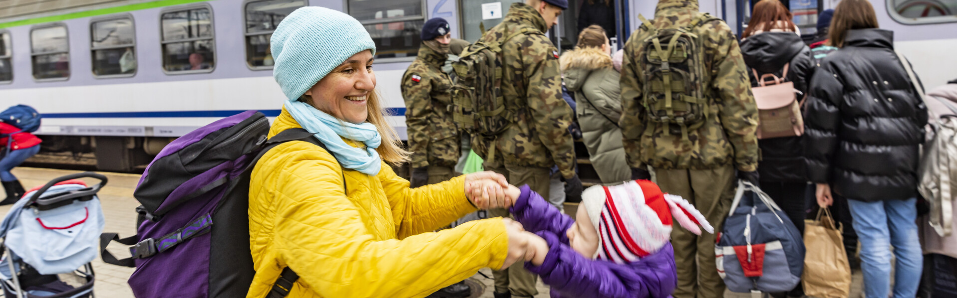 Mutter und Kind auf der Flucht aus der Ukraine nach Polen