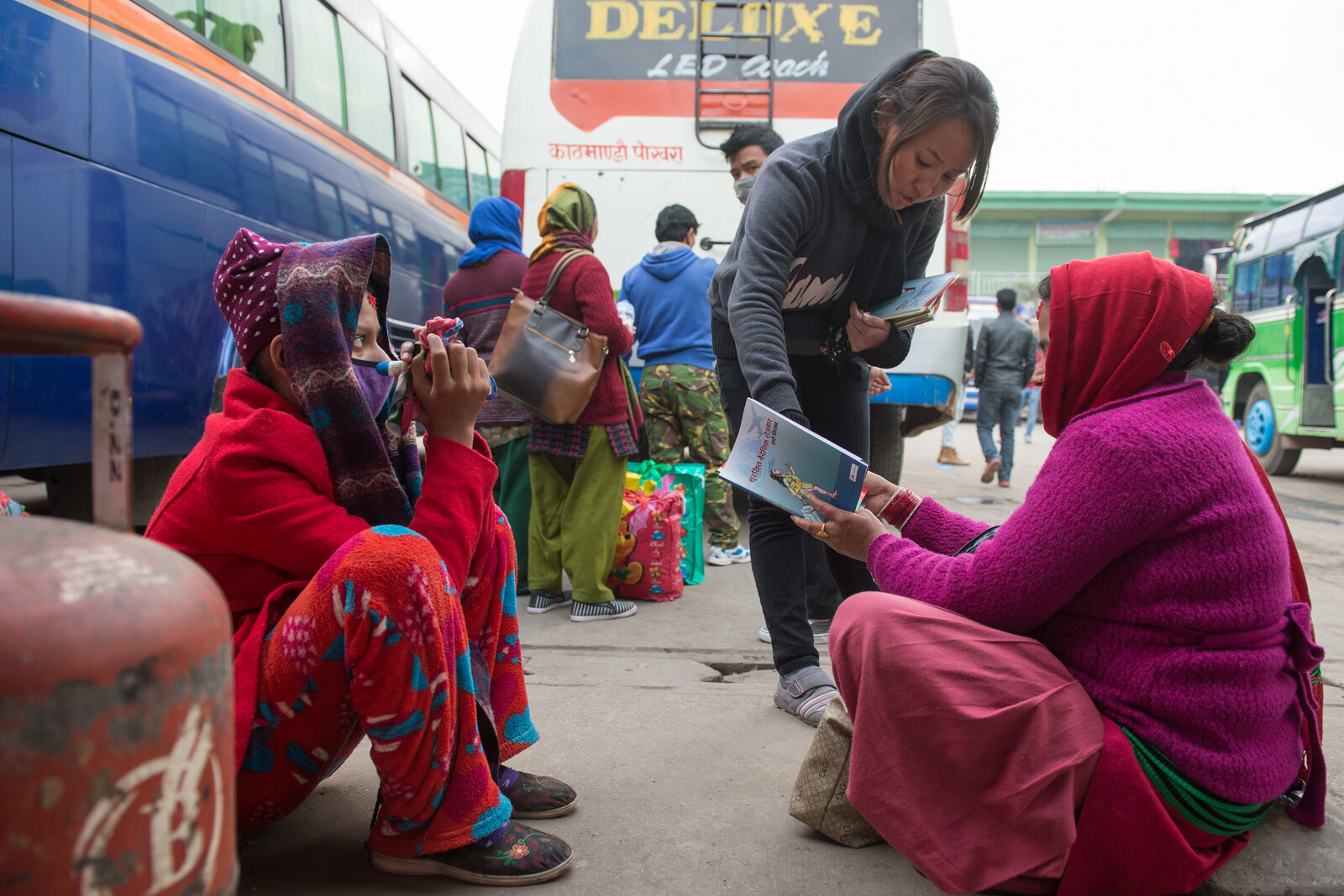 Frauen werden an den Grenzübergängen in Nepal auf die Gefahren von Menschenhandel hingewiesen.
