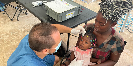 Ein Helfer versorgt Menschen nach dem Erbeben in Haiti