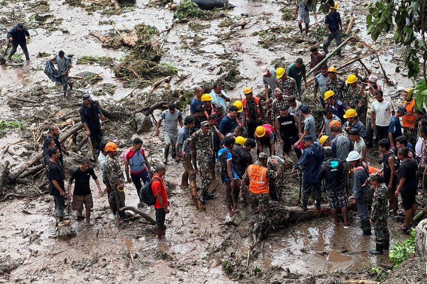Zahlreiche Helfer im Schlamm nach der Sturzflut in Nepal