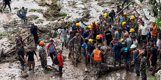 Rettungkräfte arbeiten im Schlamm nach der schweren Sturzflut in Nepal