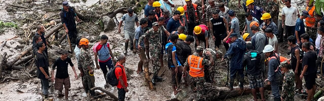 Helfer unterstützen nach schwerer Sturzflut in Nepal Helfer unterstützen nach schwerer Sturzflut in Nepal