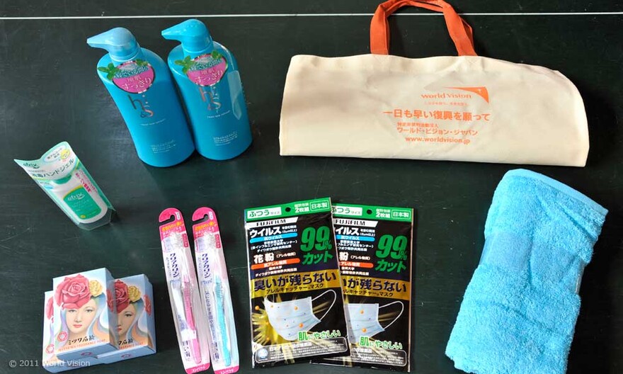 003-inhalt-kit In den Kartons befinden sich Hygienekits, die zu einem Notlager in einer Turnhalle gebracht werden sollen.