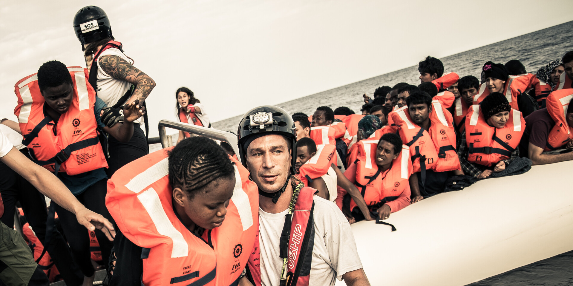 Die Flüchtlinge in Schwimmwesten werden von Helfern der SOS MEDITERRANEE von einem Schlauchboot auf das Rettungsschiff gebracht Die Flüchtlinge in Schwimmwesten werden von Helfern der SOS MEDITERRANEE von einem Schlauchboot auf das Rettungsschiff gebracht