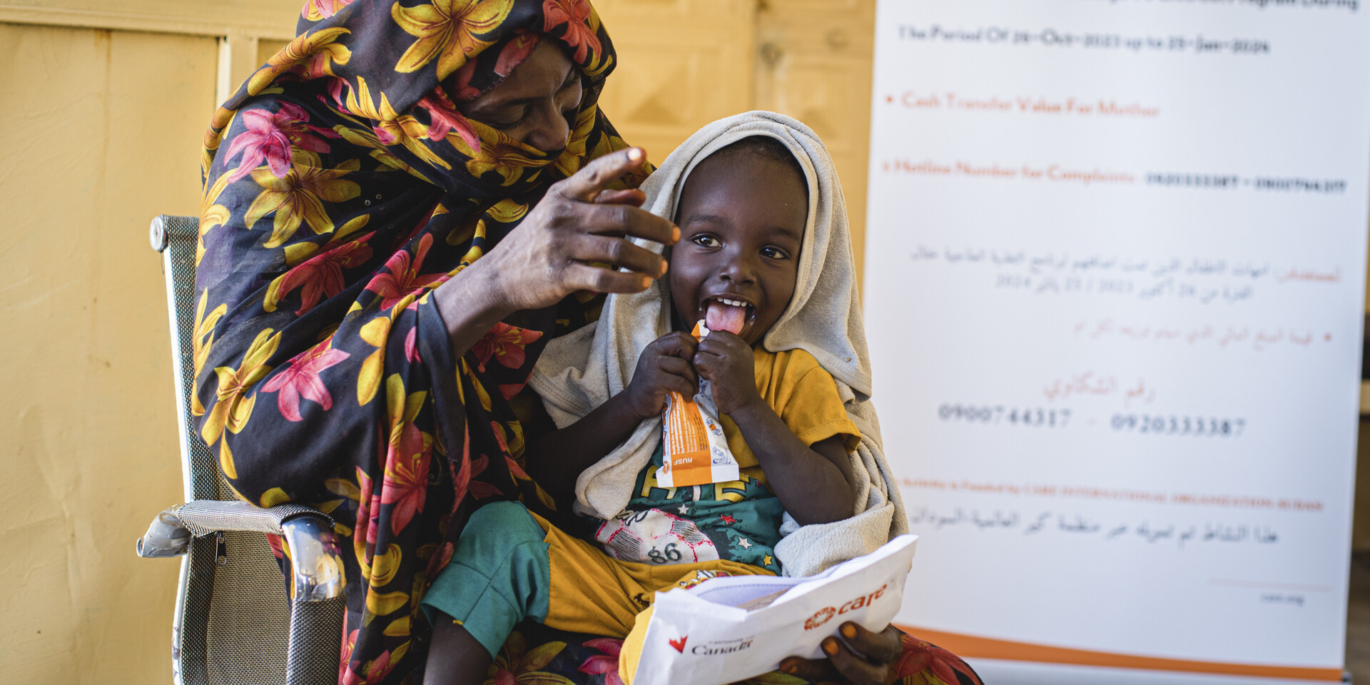 Frau und Kind in einem Hilfsprojekt im Sudan