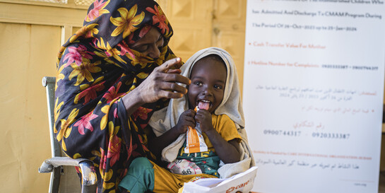Frau mit Kind in einem Hilfsprojekt von CARE im Sudan