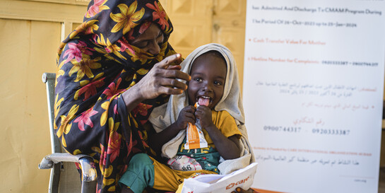 Frau mit Kind in einem Hilfsprojekt von CARE im Sudan