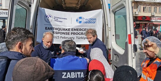 Gemeinsam mit lokalen Partnerorganisationen versorgt action medeor Erdbebenbetroffene in der Türkei und in Syrien