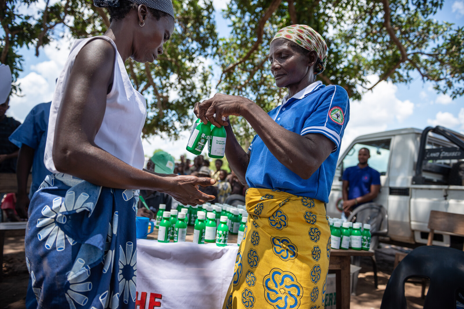 Alice Abios Mabolisse verteilt Chlor für sauberes Wasser nach dem Zyklon in Mosambik