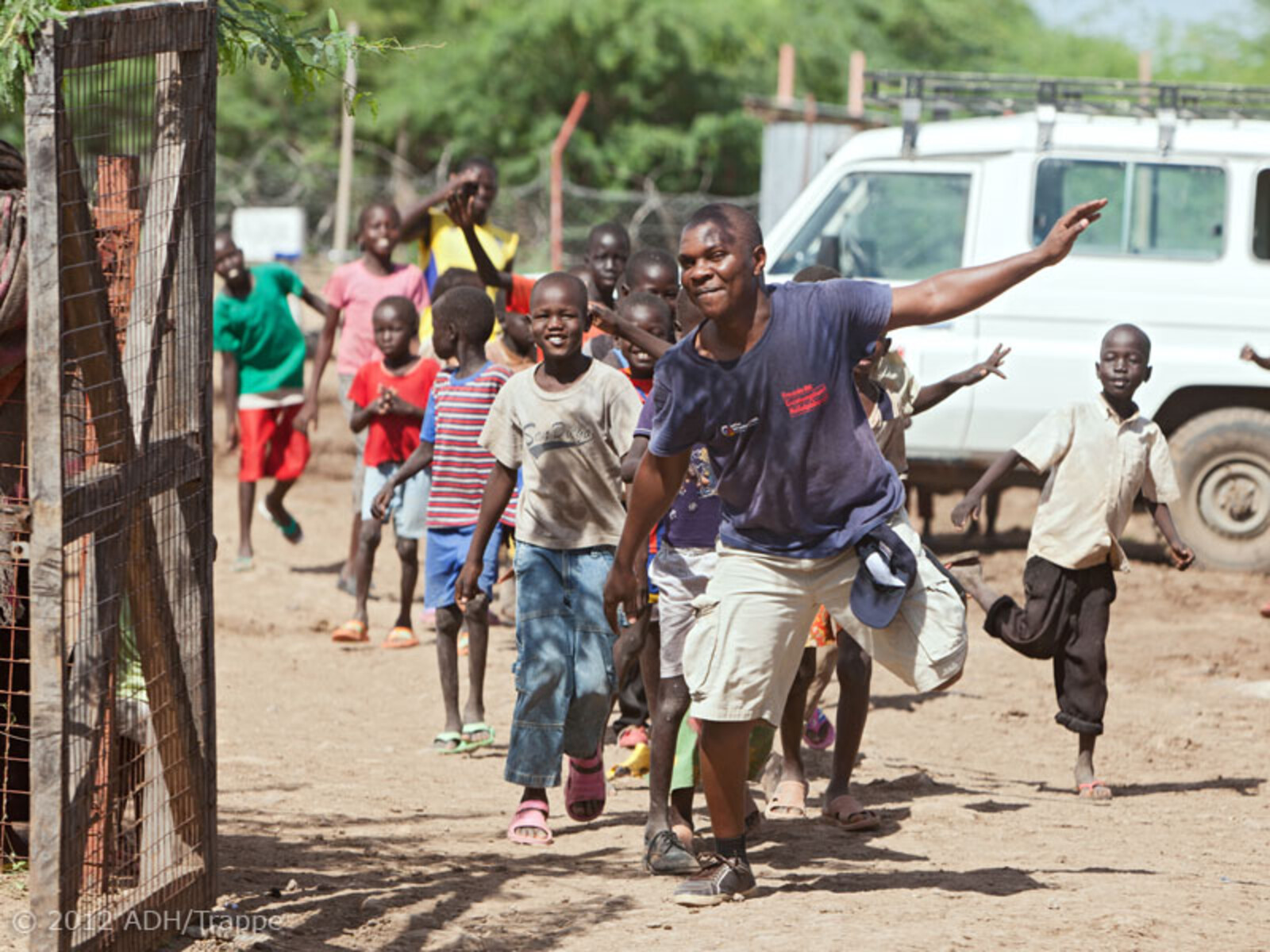 Eine Gruppe von Pädagogen kümmert sich um Kinder im Flüchtlingslager Kakuma in Kenia.