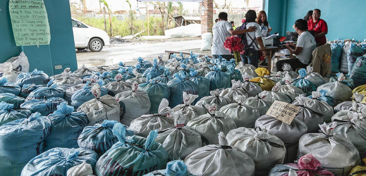 Hier bereiten Mitarbeiter der Organisation CARE die Verteilung von Hilfspaketen vor
