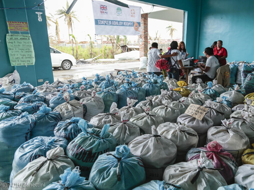 Hier bereiten Mitarbeiter der Organisation CARE die Verteilung von Hilfspaketen vor