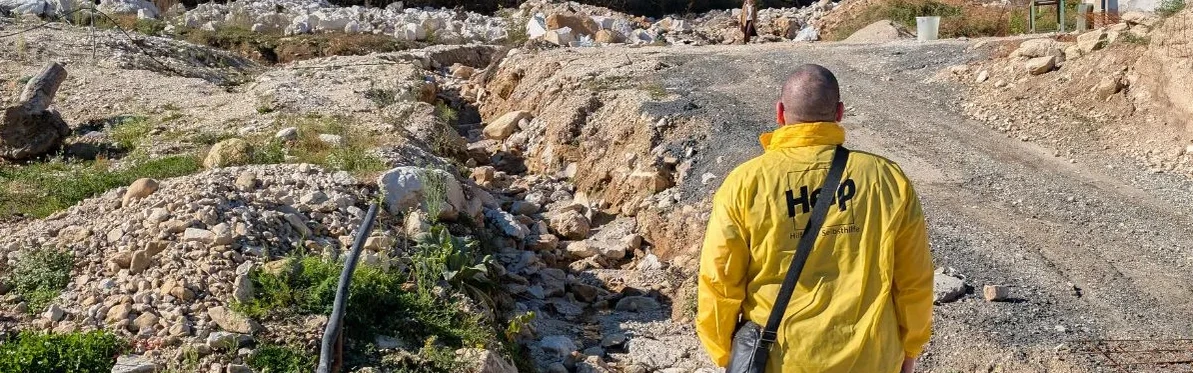 Ein Helfer von Help - Hilfe zur Selbsthilfe vor Trümmern Ein Helfer von Help - Hilfe zur Selbsthilfe vor Trümmern