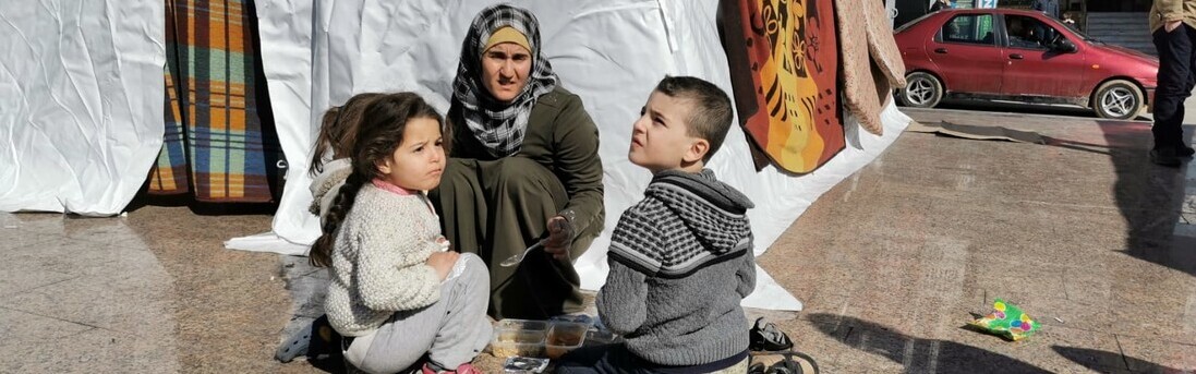 Nach den Erdbeben in der Türkei und Syrien versorgen Hilfsorganisationen die Menschen mit Wasser und warmen Mahlzeiten