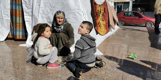 Nach den Erdbeben in der Türkei und Syrien versorgen Hilfsorganisationen die Menschen mit Wasser und warmen Mahlzeiten