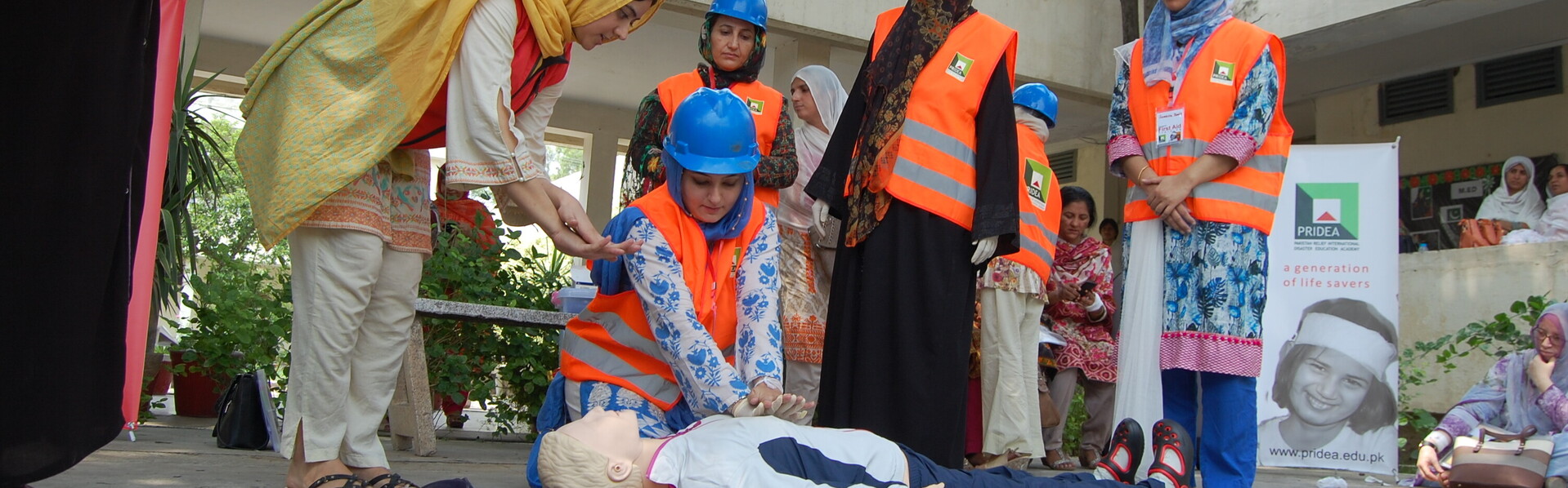 In Pakistan lernen Teilnehmerinnen in einem Erste-Hilfe-Kurs die richtige Herzmassage an einer Puppe