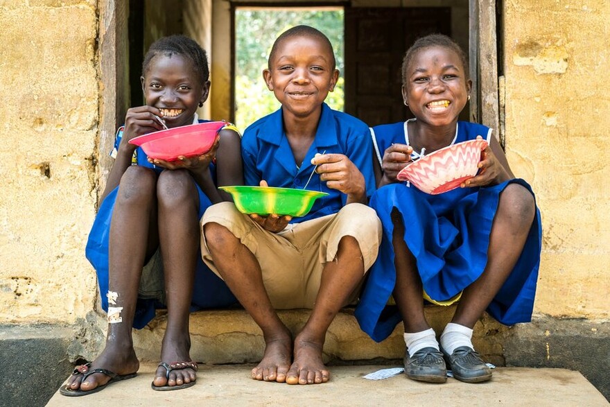 Schulkinder essen eine Mahlzeit in einer Schule in Sierra Leone