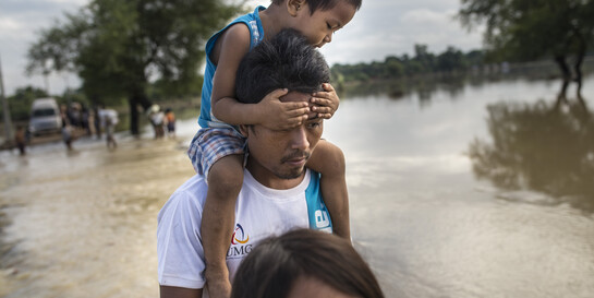 Menschen während des Monsuns in Myanmar. Dort sowie in Bangladesch, Indien und Nepal sind die Folgen des Indischen Monsuns am stärksten zu spüren