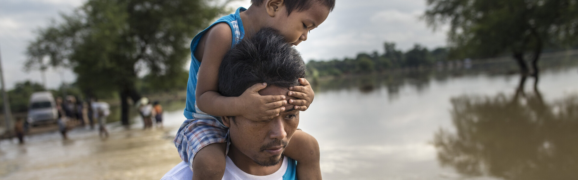 Menschen während des Monsuns in Myanmar. Dort sowie in Bangladesch, Indien und Nepal sind die Folgen des Indischen Monsuns am stärksten zu spüren