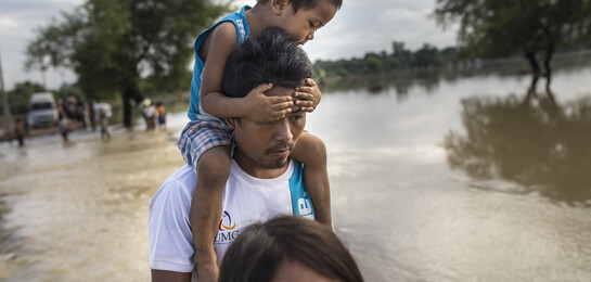 Menschen während des Monsuns in Myanmar. Dort sowie in Bangladesch, Indien und Nepal sind die Folgen des Indischen Monsuns am stärksten zu spüren