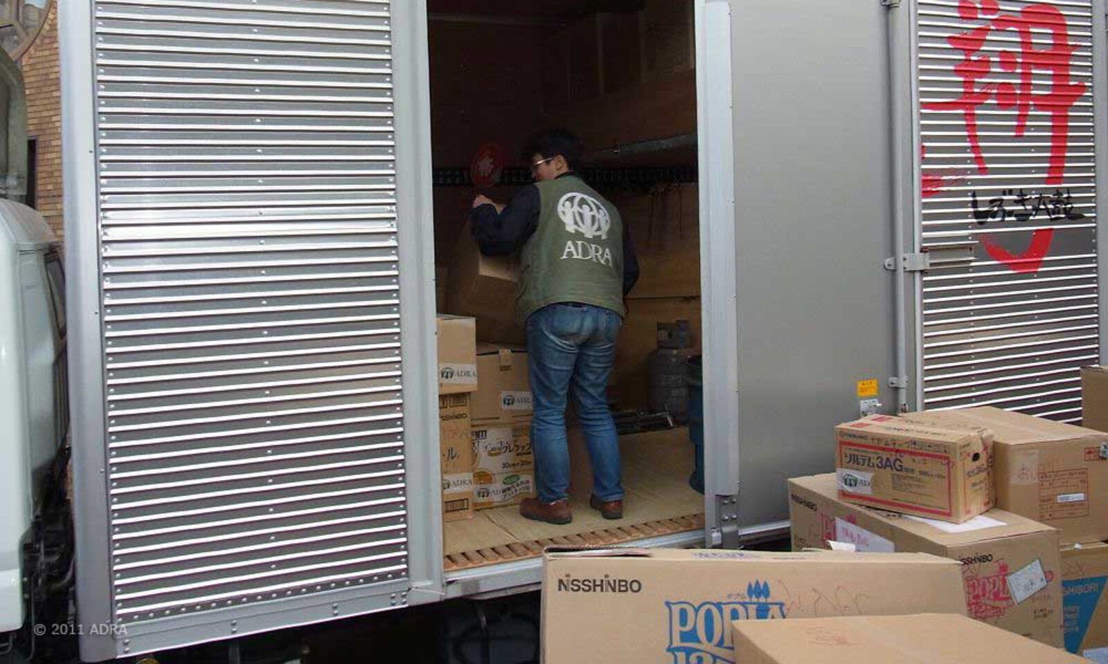 Die Hilfsgüter werden in den Lastwagen verladen.