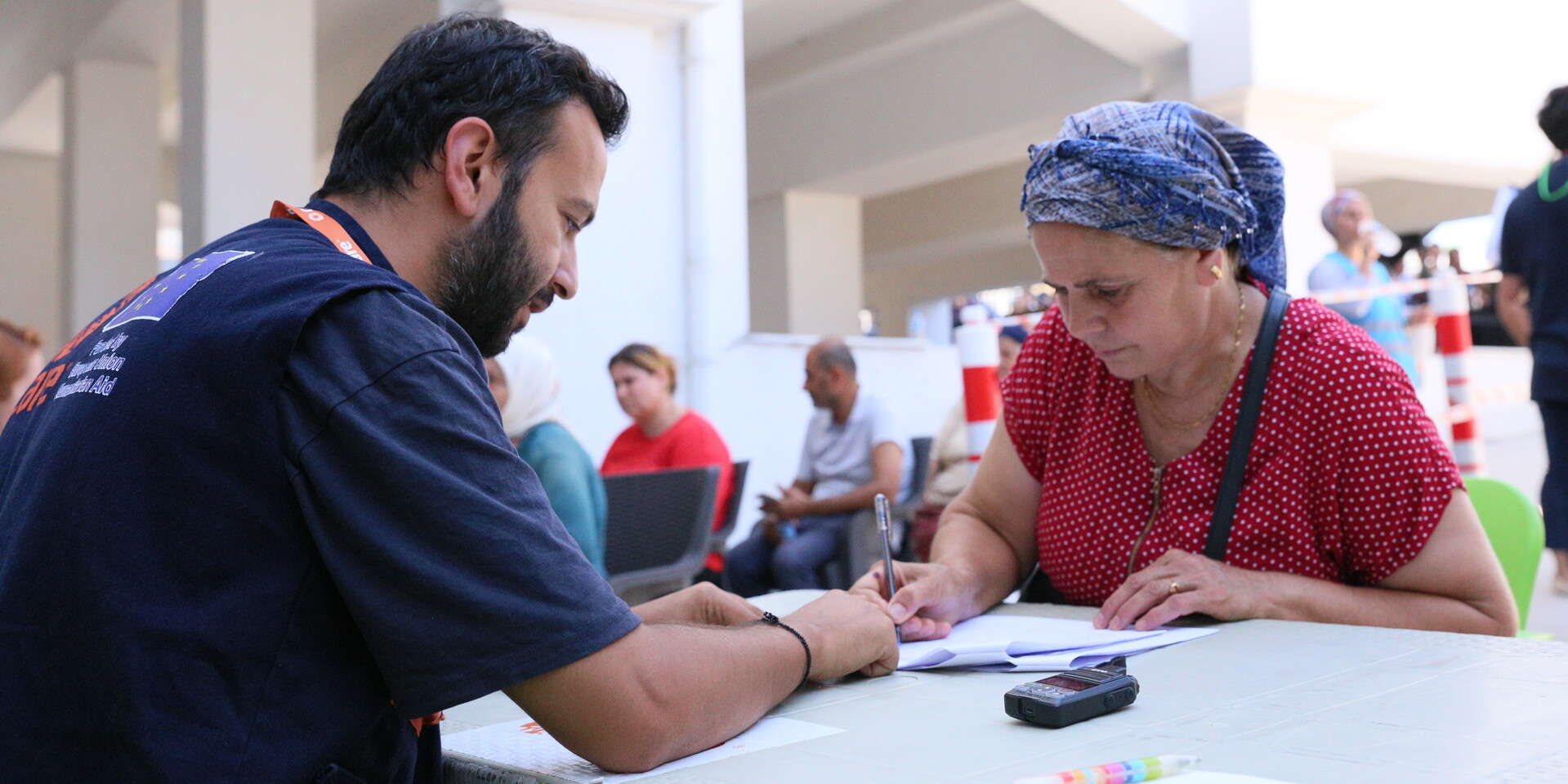 CARE-Helfer Vural bei einer Verteilung von Hlifsgütern in der Türkei