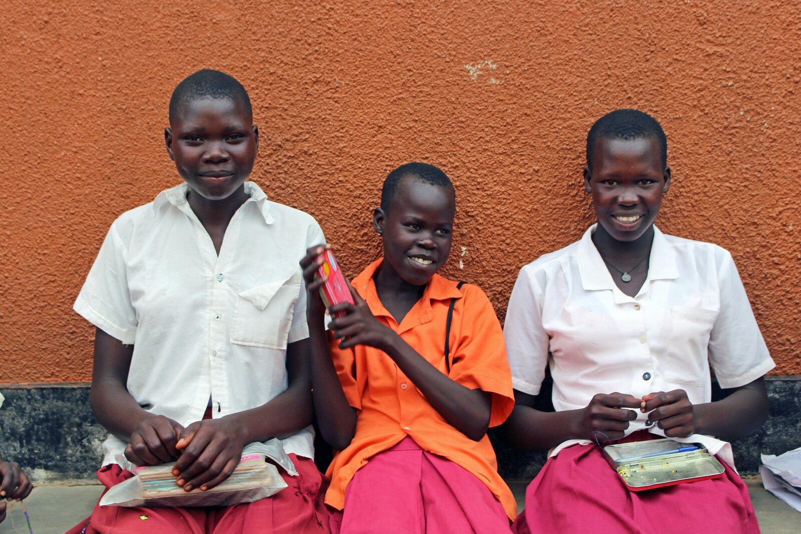 Drei Mädchen aus dem Südsudan im Rhino-Camp in Uganda.