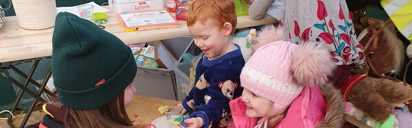 Eine Helferin betreut geflüchtete Kinder aus der Ukraine