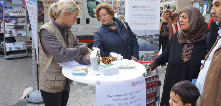 Viele Passanten probierten ein Stückchen und waren erstaunt über den Geschmack: süß und salzig zugleich. Viele Passanten probierten ein Stückchen und waren erstaunt über den Geschmack: süß und salzig zugleich.