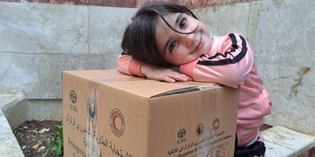 Mädchen in Syrien mit Hilfspaket