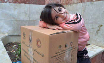 Mädchen in Syrien mit Hilfspaket