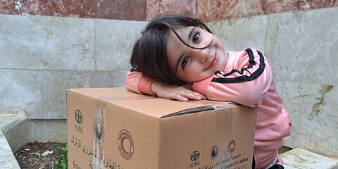 Mädchen aus Syrien mit Hilfspaket