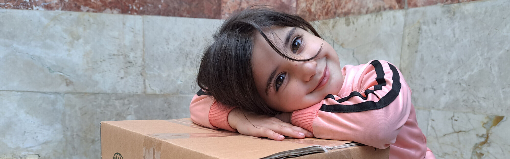  Mädchen aus Syrien mit Hilfspaket