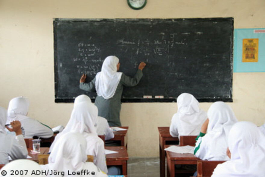 Tsunami-Hilfe Indonesien: Lehrerin schreibt eine Aufgabe an die Tafel