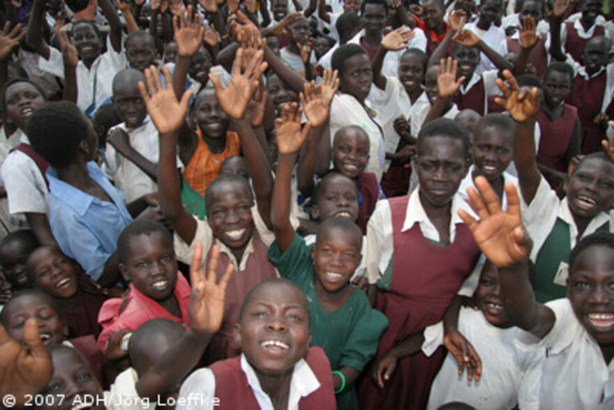 Flut Afrika: winkende Kinder an der Tyngor Primary School