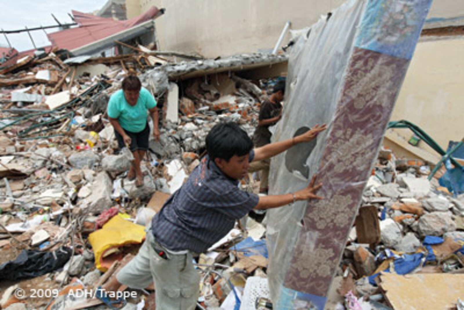 Katastrophen Südostasien: Aufräumarbeiten in Padang