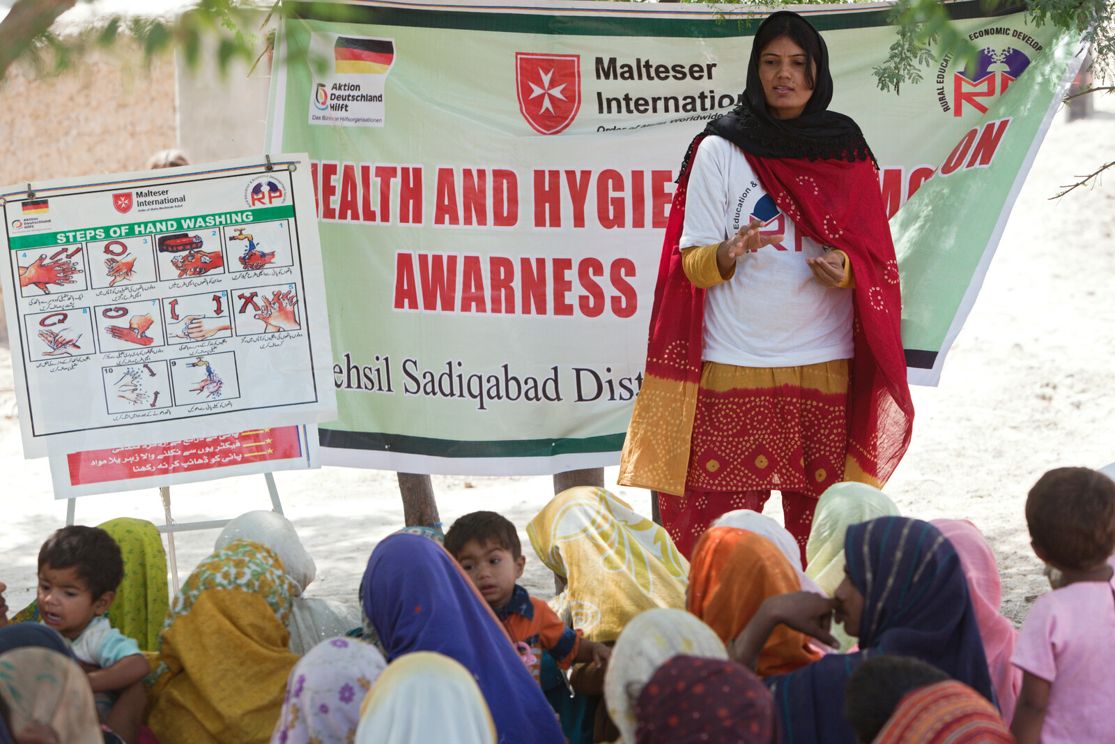 Das richtige Verhalten im Hinblick auf Hygiene kann Krankheiten verhindern. Eine Frau schult in Pakistan andere, um das Wissen weiterzugeben.