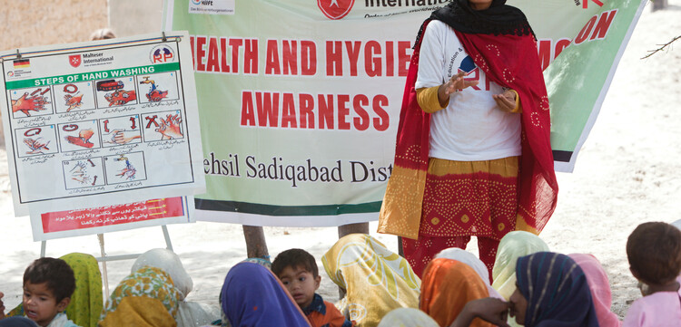 Das richtige Verhalten im Hinblick auf Hygiene kann Krankheiten verhindern. Eine Frau schult in Pakistan andere, um das Wissen weiterzugeben. Das richtige Verhalten im Hinblick auf Hygiene kann Krankheiten verhindern. Eine Frau schult in Pakistan andere, um das Wissen weiterzugeben.