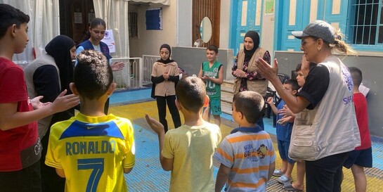 Gruppe mit Kindern im Libanon