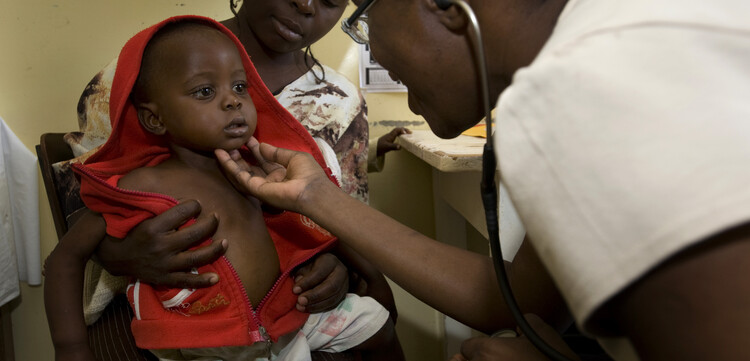 Ein Kind mit Verdacht auf Cholera wird untersucht