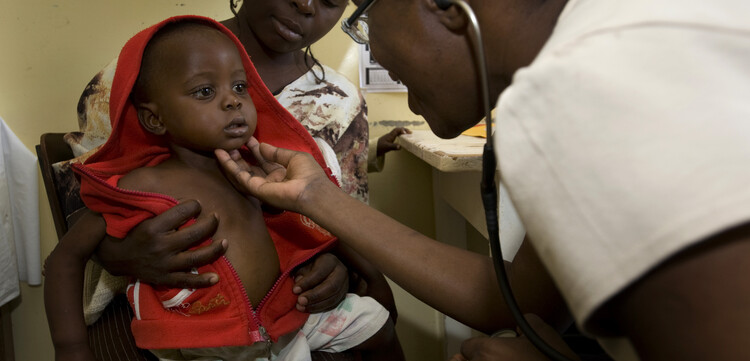 Ein Kind mit Verdacht auf Cholera wird untersucht Ein Kind mit Verdacht auf Cholera wird untersucht