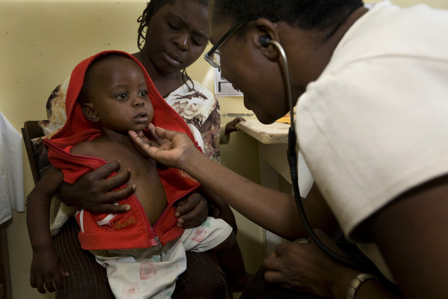 Ein Kind mit Verdacht auf Cholera wird untersucht Ein Kind mit Verdacht auf Cholera wird untersucht