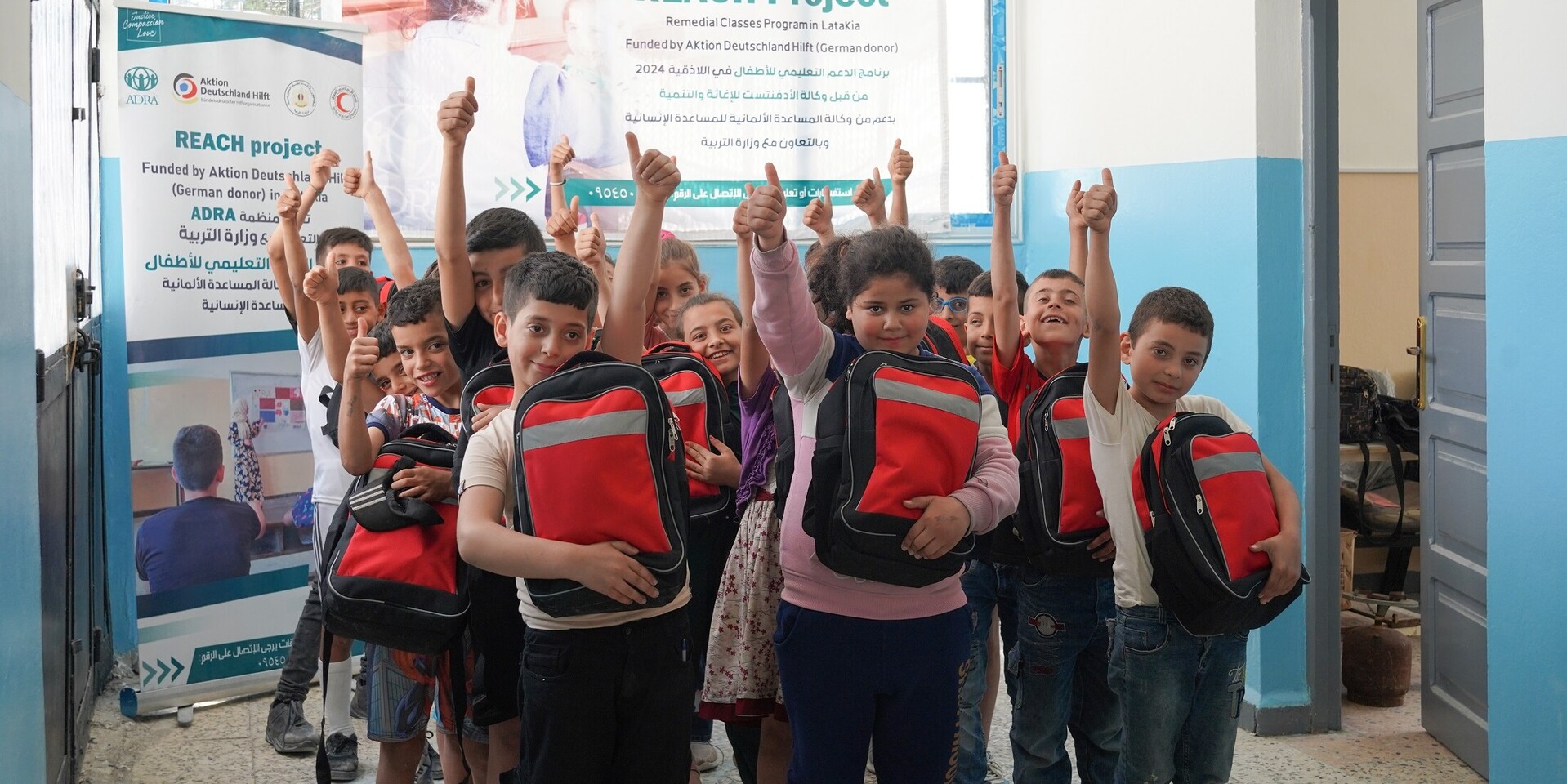 Eine Gruppe von Kindern mit ihren Rucksäcken im Schulflur