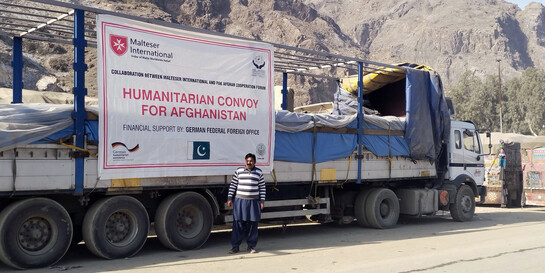 Ein Hilfskonvoi erreicht Afghanistan